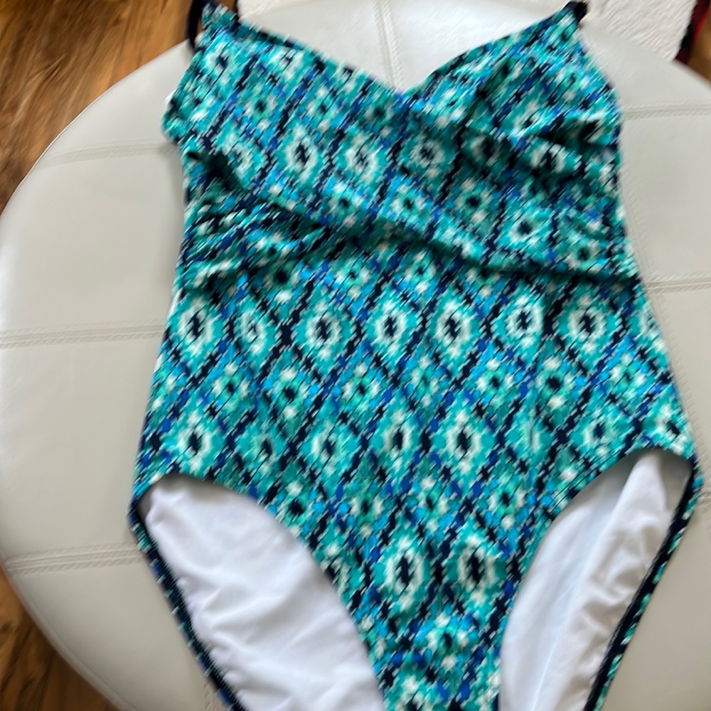 Swimsuit One Piece. Vert flattering. Cami straps great condition MERONA